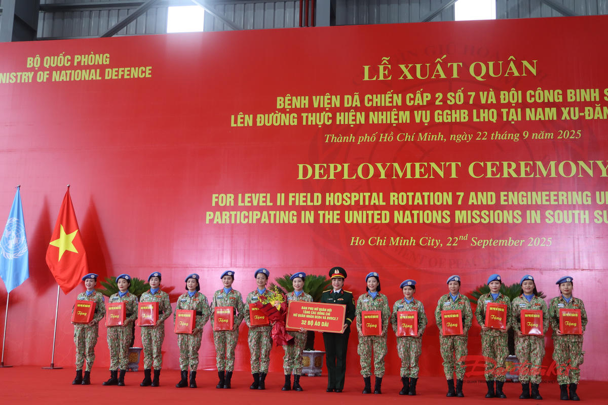 Tặng quà cho các cán bộ, chiến sĩ mũ nồi xanh lên đường thực hiện nhiệm vụ GGHB Liên Hợp Quốc tại Nam Sudan và khu vực Abyei. Ảnh: Hồng Phúc.