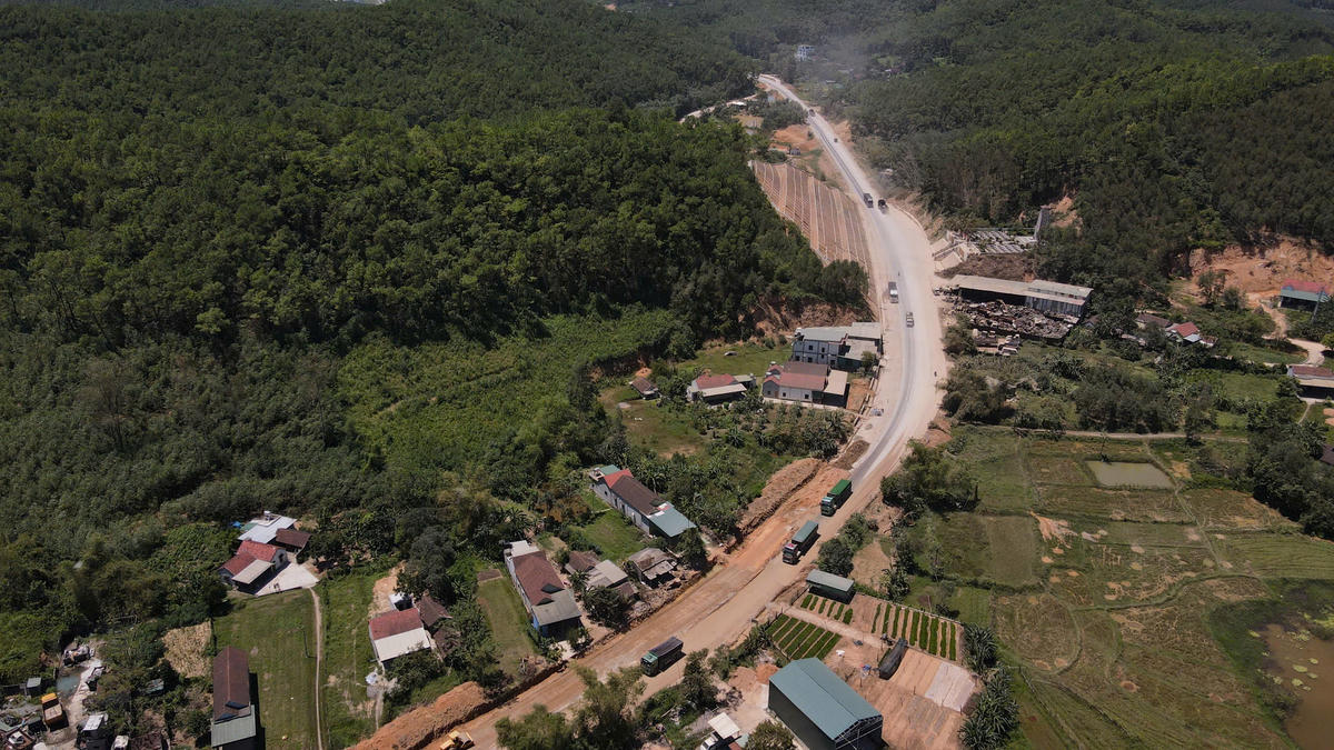 Dự án cải tạo, nâng cấp Quốc lộ 7 đoạn Km0 - Km36 sau hơn 3 năm thi công vẫn chưa thể về đích do vướng mặt bằng. 