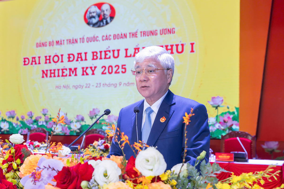 Ông Đỗ Văn Chiến, Ủy viên Bộ Chính trị, Bí thư Trung ương Đảng, Bí thư Đảng ủy MTTQ, các đoàn thể Trung ương, Chủ tịch UBTƯ MTTQ Việt Nam điều hành nội dung bầu Đoàn Chủ tịch, Đoàn Thư ký Đại hội. Ảnh: Quang Vinh.