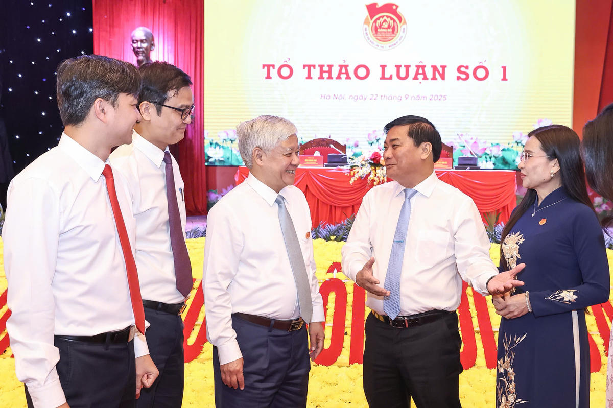 Đồng chí Đỗ Văn Chiến, Ủy viên Bộ Chính trị, Bí thư Trung ương Đảng, Bí thư Đảng ủy MTTQ, các đoàn thể Trung ương, Chủ tịch UBTƯ MTTQ Việt Nam trao đổi với các đại biểu trước thềm thảo luận. Ảnh: Quang Vinh. 