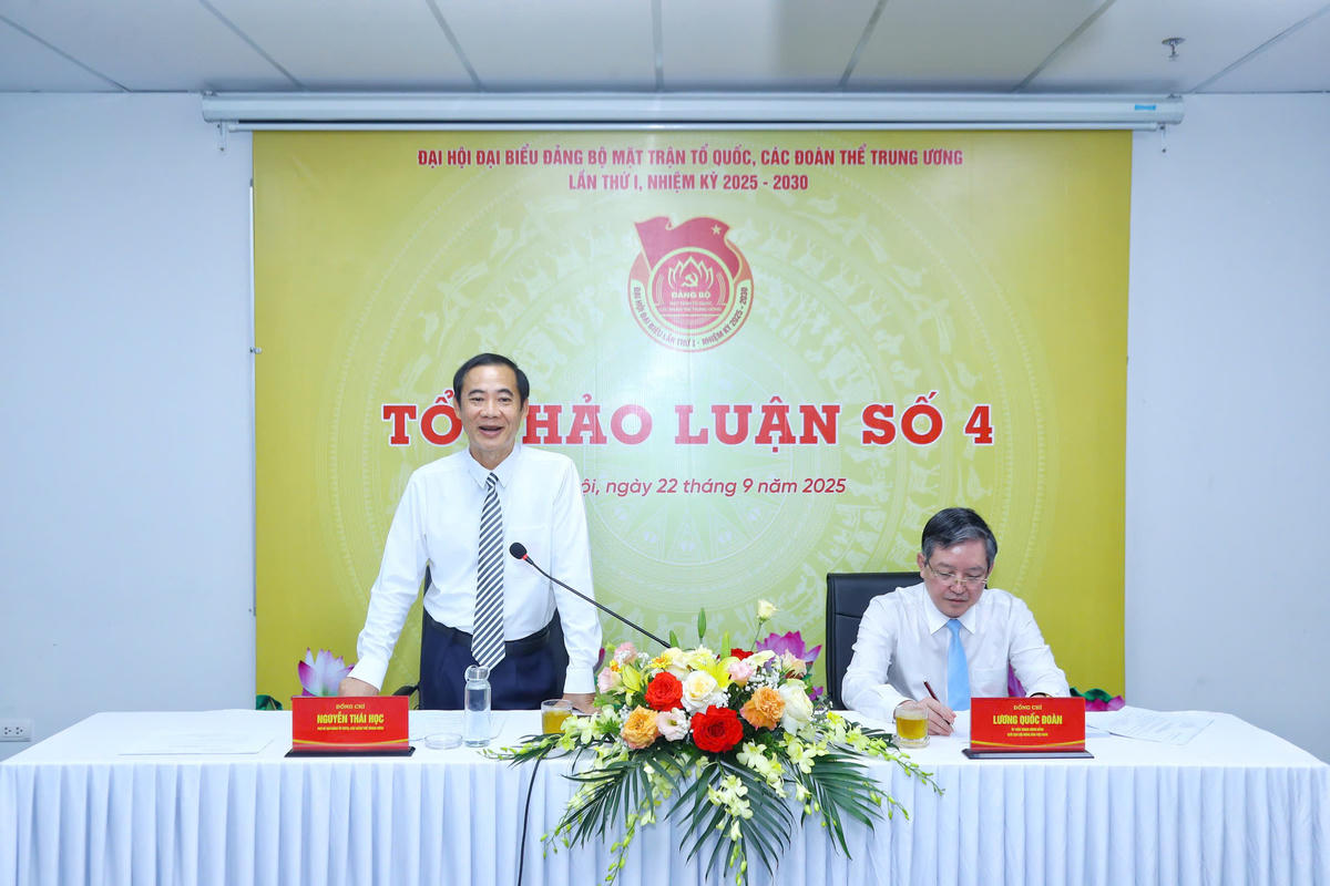 Ông Nguyễn Thái Học, Phó Bí thư Đảng ủy Mặt trận Tổ quốc, các đoàn thể Trung ương phát biểu kết luận phiên thảo luận tại tổ 4. Ảnh: Lê Khánh.