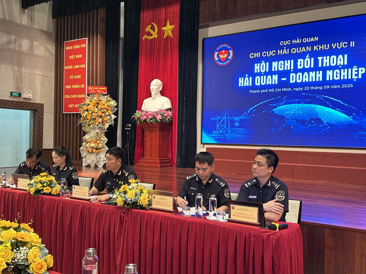 Đại điện Chi cục Hải quan khu vực II lắng nghe và giải đáp thắc mắc của doanh nghiệp trên địa bàn. Ảnh: T.H