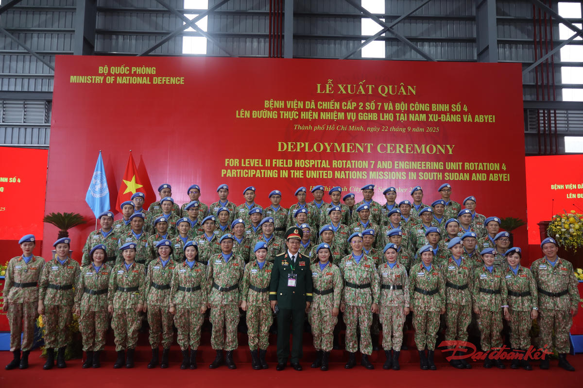 Các cán bộ, chiến sĩ mũ nồi xanh chụp ảnh lưu niệm trước giờ lên đường. Ảnh: Hồng Phúc.