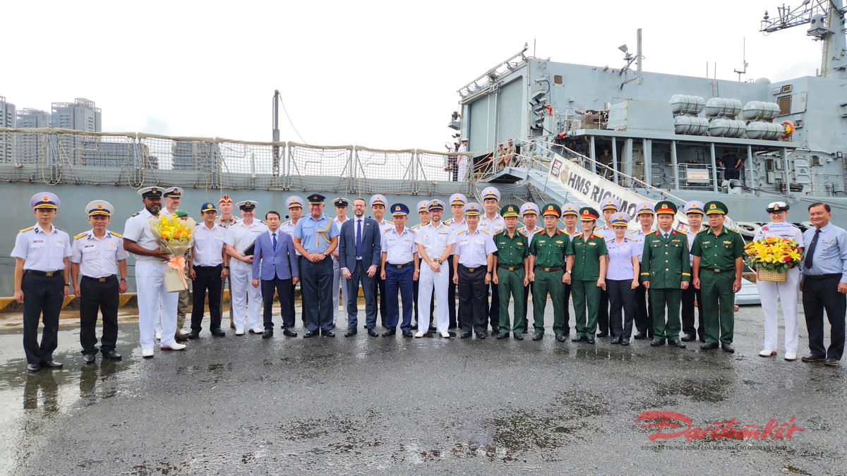 Đại biểu hai bên chụp ảnh lưu niệm. Ảnh: Lưu Tuyết.