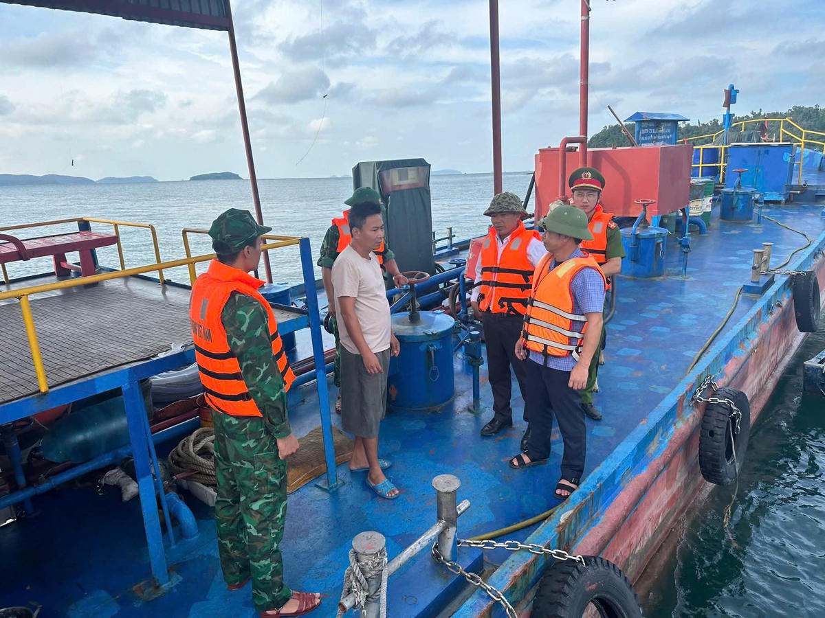 Đồn Biên phòng Thanh Lân phối hợp với lực lượng Công an và các tổ công tác của đặc khu Cô Tô triển khai vận động, kêu gọi tàu thuyền vào nơi tránh trú an toàn. 