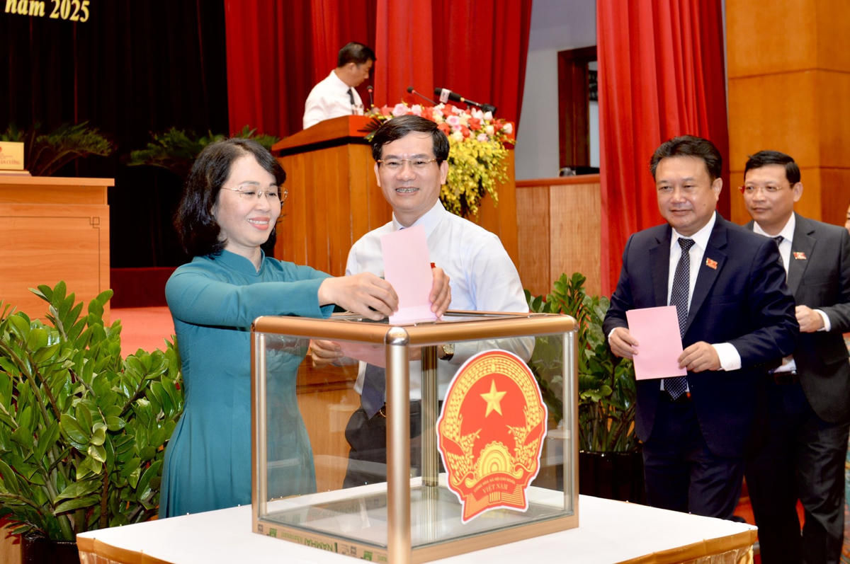 Các đại biểu tiến hành bỏ phiếu bầu Chủ tịch UBND tỉnh khóa XIV, nhiệm kỳ 2021 - 2026. Ảnh: Ngọc Anh.