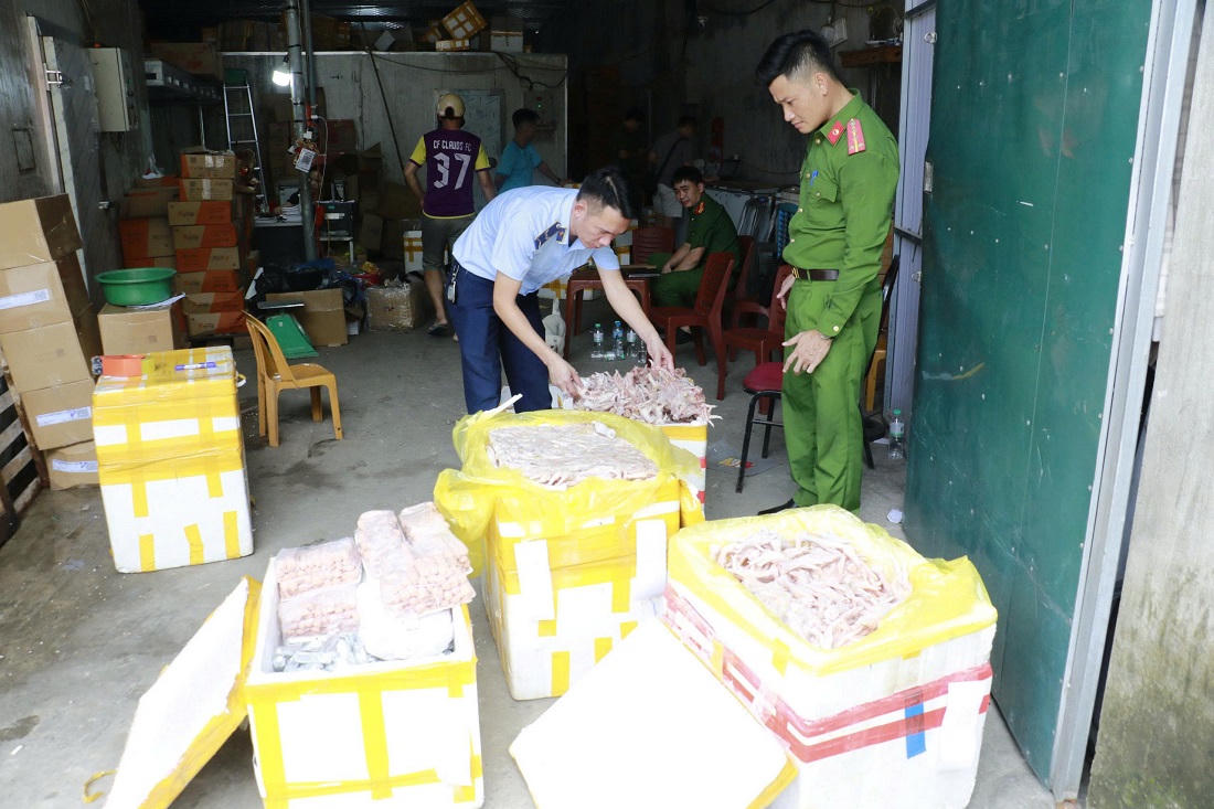 Lực lượng chức năng kiểm tra tại kho đông lạnh. Ảnh: Công an tỉnh Nghệ An.