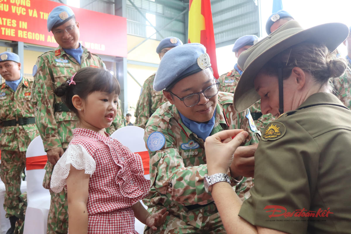 Chiến sĩ mũ nồi xanh giao lưu với bạn bè, tạm biệt người thân trước giờ lên đường làm nhiệm vụ. Ảnh: Hồng Phúc
