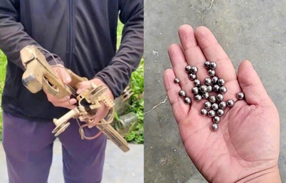 Lực lượng Công an phường Đăk Bla  thu giữ tang vật của đối tượng Huỳnh Trần Vũ. Ảnh: CV.