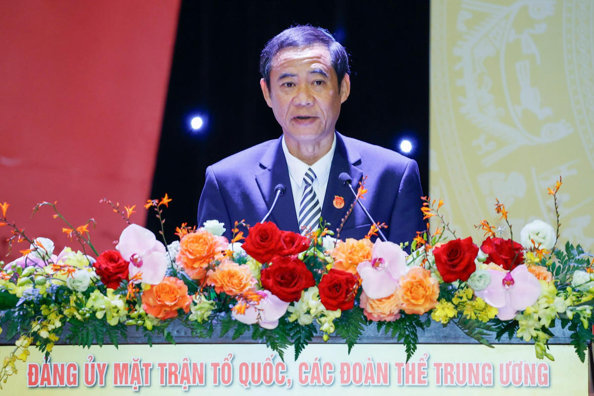 Đồng chí Nguyễn Thái Học, Phó Bí thư Đảng ủy MTTQ, các đoàn thể Trung ương trình bày Báo cáo tổng hợp ý kiến tham gia vào dự thảo các Văn kiện trình Đại hội đại biểu toàn quốc lần thứ XIV của Đảng. Ảnh: Quang Vinh.