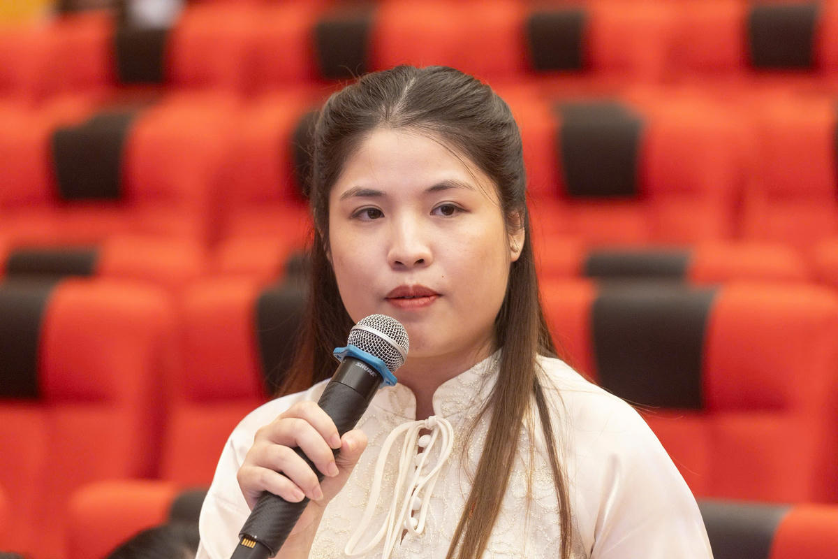 Đồng chí Nguyễn Diệu Linh phát biểu tại tổ thảo luận số 1. Ảnh: Quang Vinh.