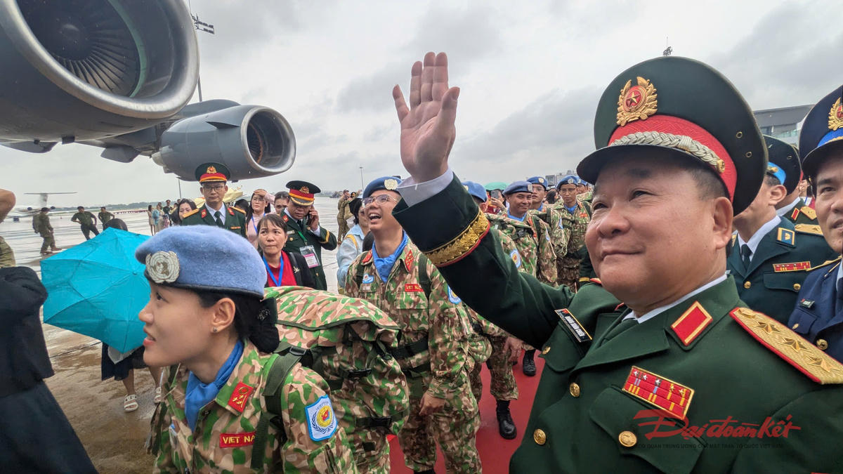 Thượng tướng Hoàng Xuân Chiến - Ủy viên Trung ương Đảng, Thứ trưởng Bộ Quốc phòng cùng đại diện lãnh đạo các cơ quan, đơn vị ra tận sân bay Tân Sơn Nhất tiễn đoàn mũ nồi xanh lên đường làm nhiệm vụ quốc tế. Ảnh: Hồng Phúc.