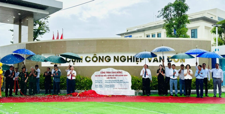 Các đại biểu thực hiện nghi thức gắn biển công trình chào mừng Đại hội đại biểu Đảng bộ tỉnh lần thứ XVI, nhiệm kỳ 2025-2030 đối với cụm công nghiệp Vân Đồn. Ảnh: QMG.