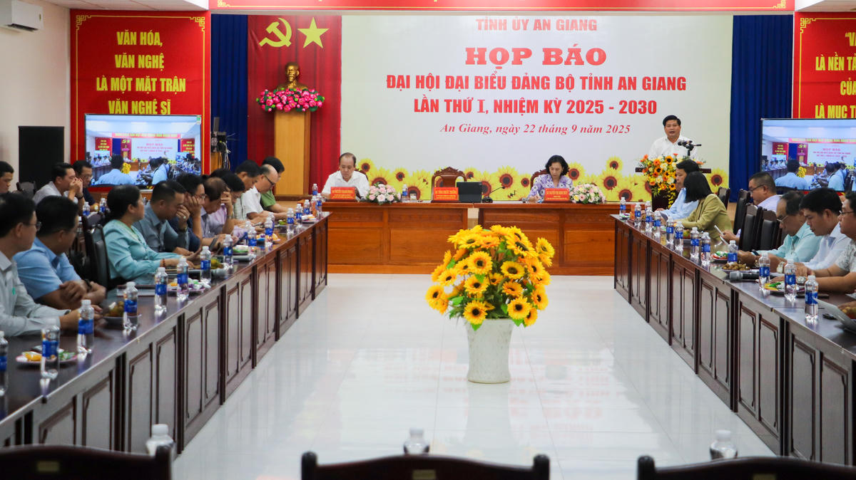 Quang cảnh buổi họp báo, Ảnh Triung Kiên.