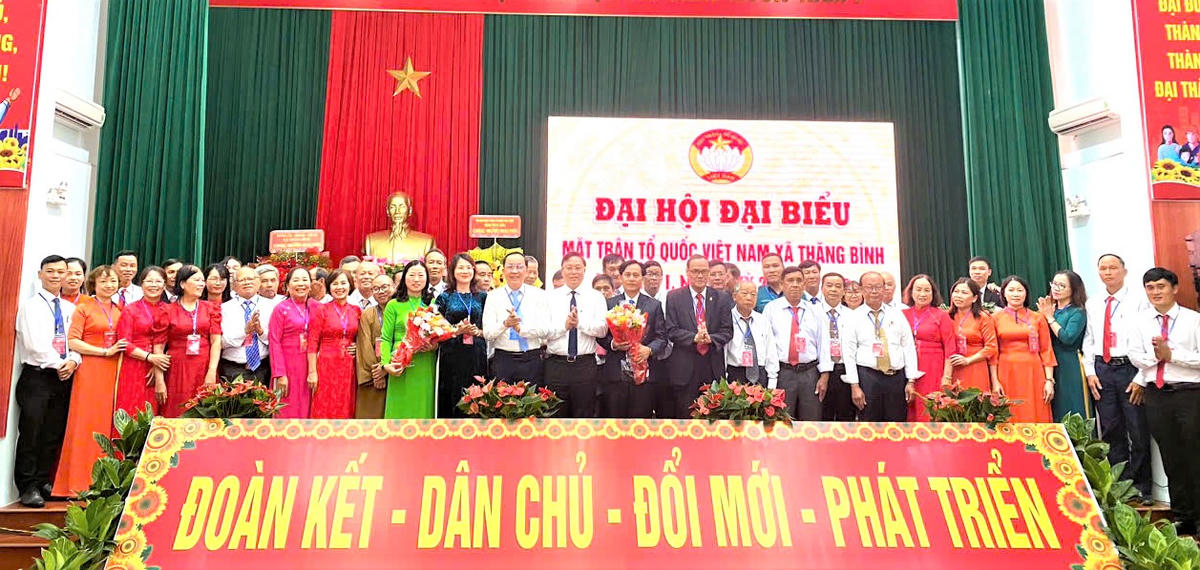 Ông Lê Trí Thanh (ở giữa) tặng hoa chúc mừng các ủy viên uỷ ban Mặt trận xã Thăng Bình lần thứ I, nhiệm kỳ 2025-2030. Ảnh: Nguyễn Tín.