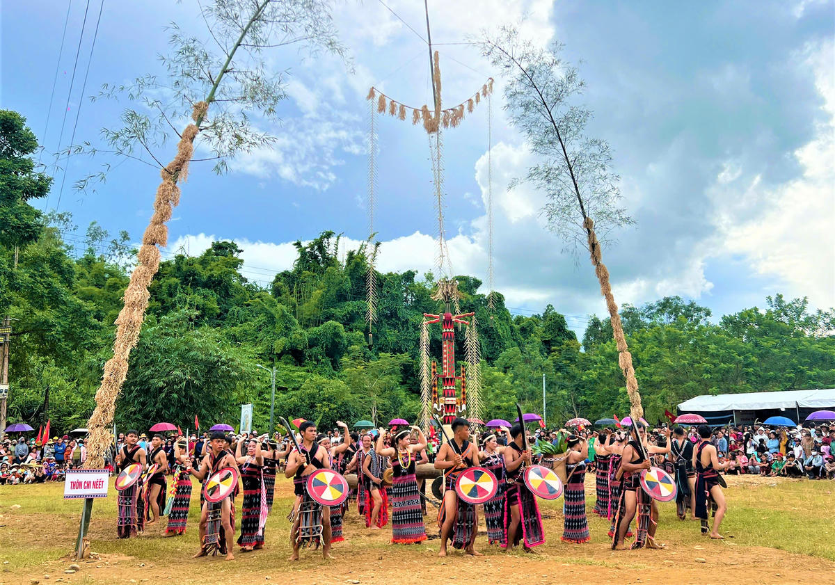 Đồng bào Cơ Tu trình diễn múa truyền thống. Ảnh: Chí Đại.