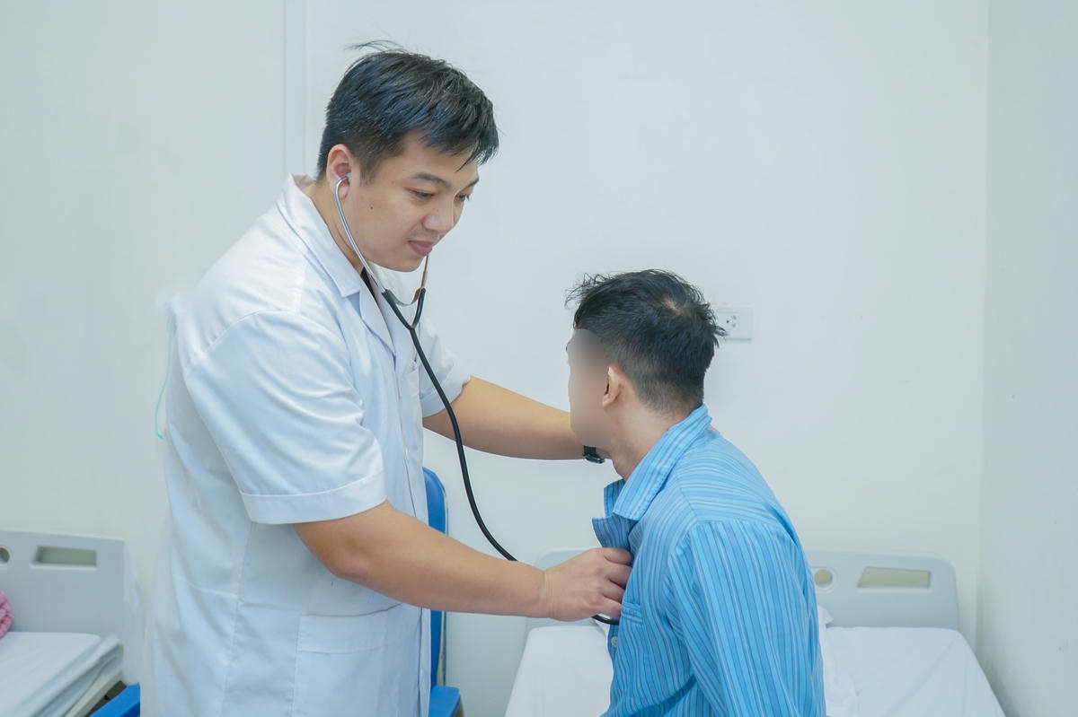 Dinh dưỡng không hợp lý, lối sống thiếu lành mạnh là nguyên nhân khiến ngày càng nhiều người trẻ mắc bệnh không lây nhiễm. 	Ảnh: Bệnh viện E 