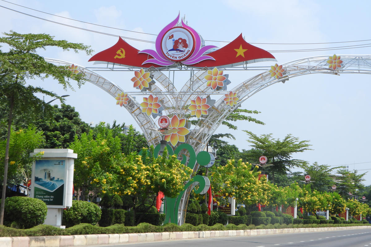 Sắc đỏ trải dài khắp phố, hòa cùng sắc vàng hoa nở, vẽ nên bức tranh rộn ràng, nơi lòng người gửi trọn niềm tin vào tương lai.