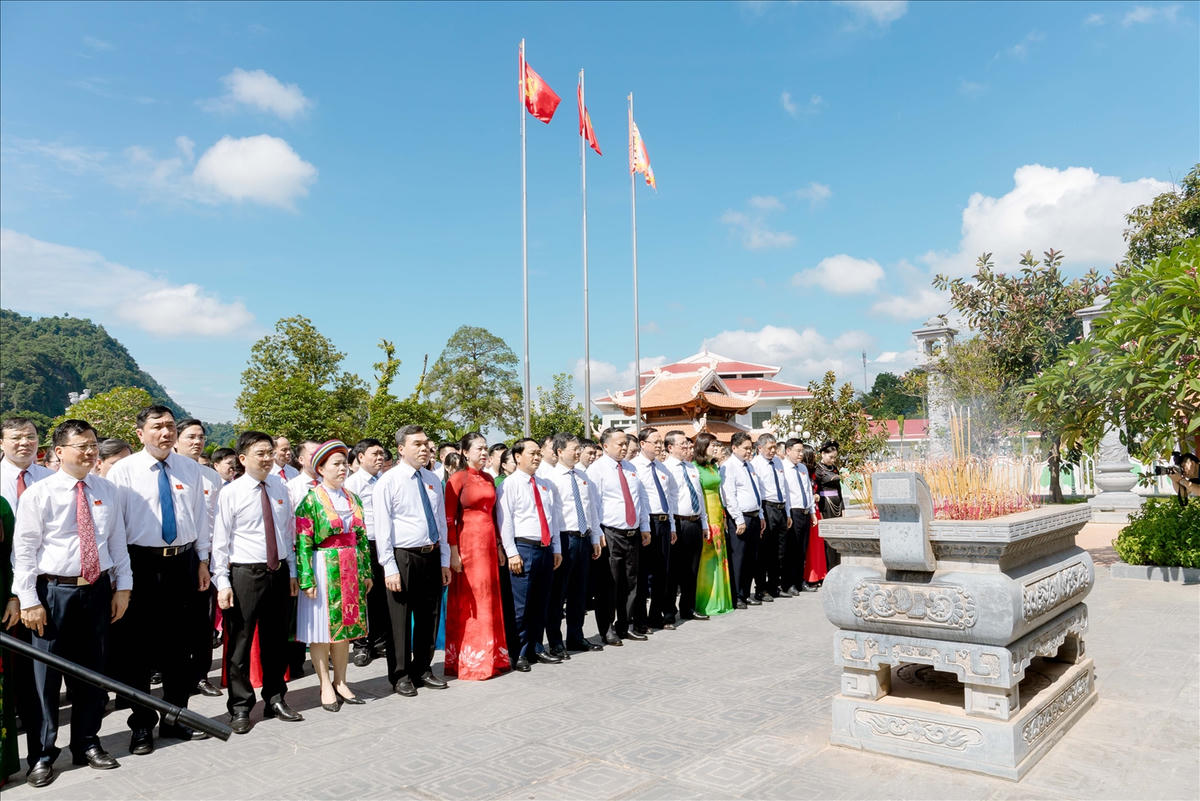 Đoàn đại biểu dự Đại hội Đảng bộ tỉnh Tuyên Quang dâng hương tại Nhà tưởng niệm Chủ tịch Hồ Chí Minh và các vị tiền bối cách mạng. Ảnh: TTBC.