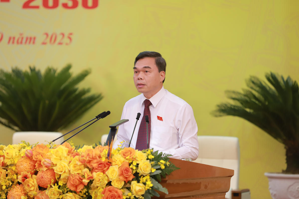 Ông Ma Thế Hồng, Phó Bí thư Tỉnh ủy, Chủ tịch Ủy ban MTTQ Việt Nam tỉnh Tuyên Quang trình bày tờ trình về Đoàn Chủ tịch Đại hội. Ảnh: TTBC.