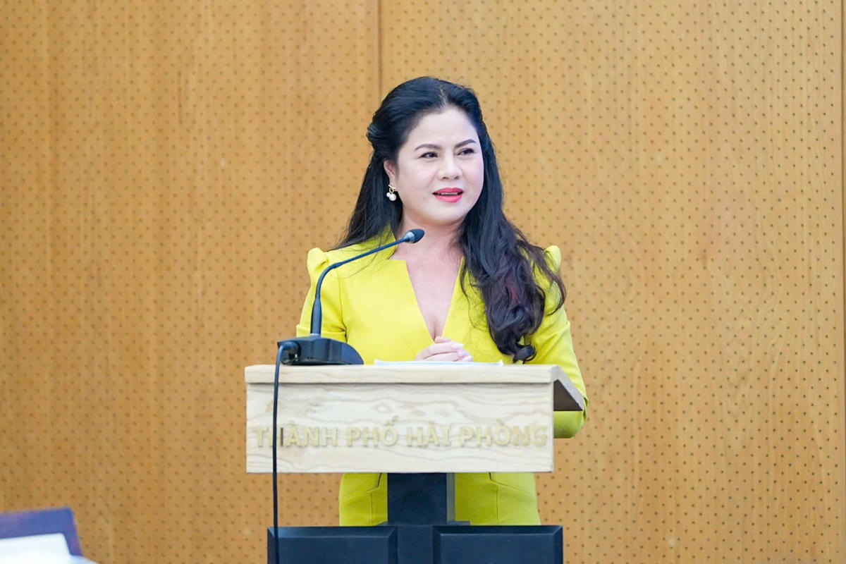 Bà Trần Thị Hoàng Mai, Giám đốc Sở Văn hóa, Thể thao và Du lịch thành phố thông tin đến báo chí về công tác tổ chức Lễ hội mùa Thu Côn Sơn - Kiếp Bạc năm 2025. Ảnh: ĐT.