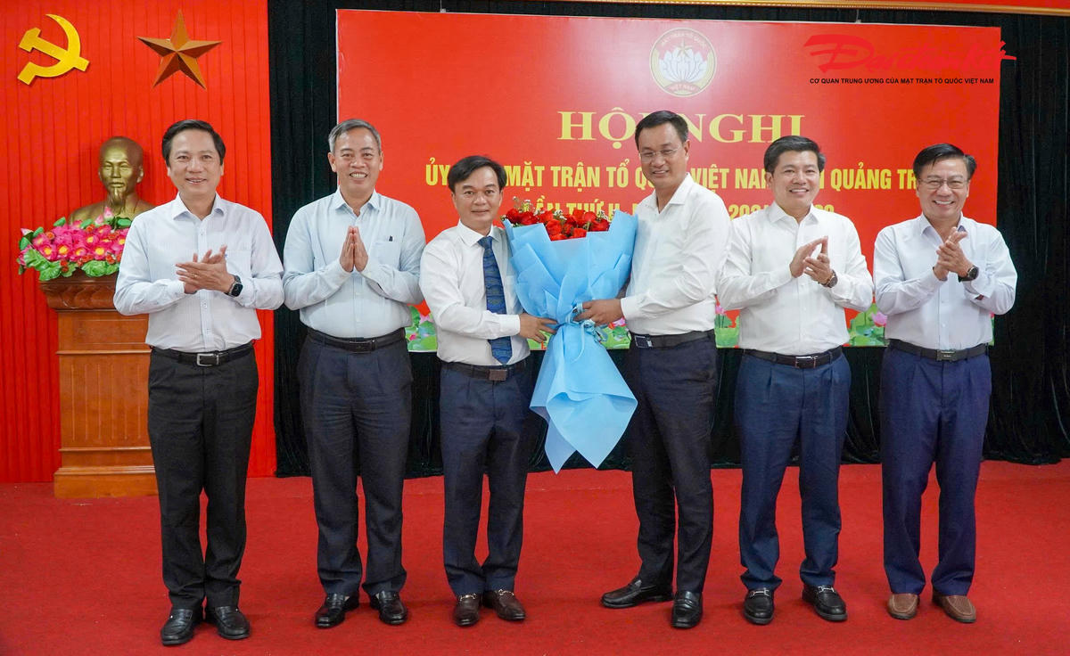   Lãnh đạo tỉnh Quảng Trị tặng hoa chúc mừng tân Chủ tịch Ủy ban Mặt trận Tổ quốc Việt Nam tỉnh Quảng Trị Nguyễn Chiến Thắng. Ảnh: Xuân Thi.  