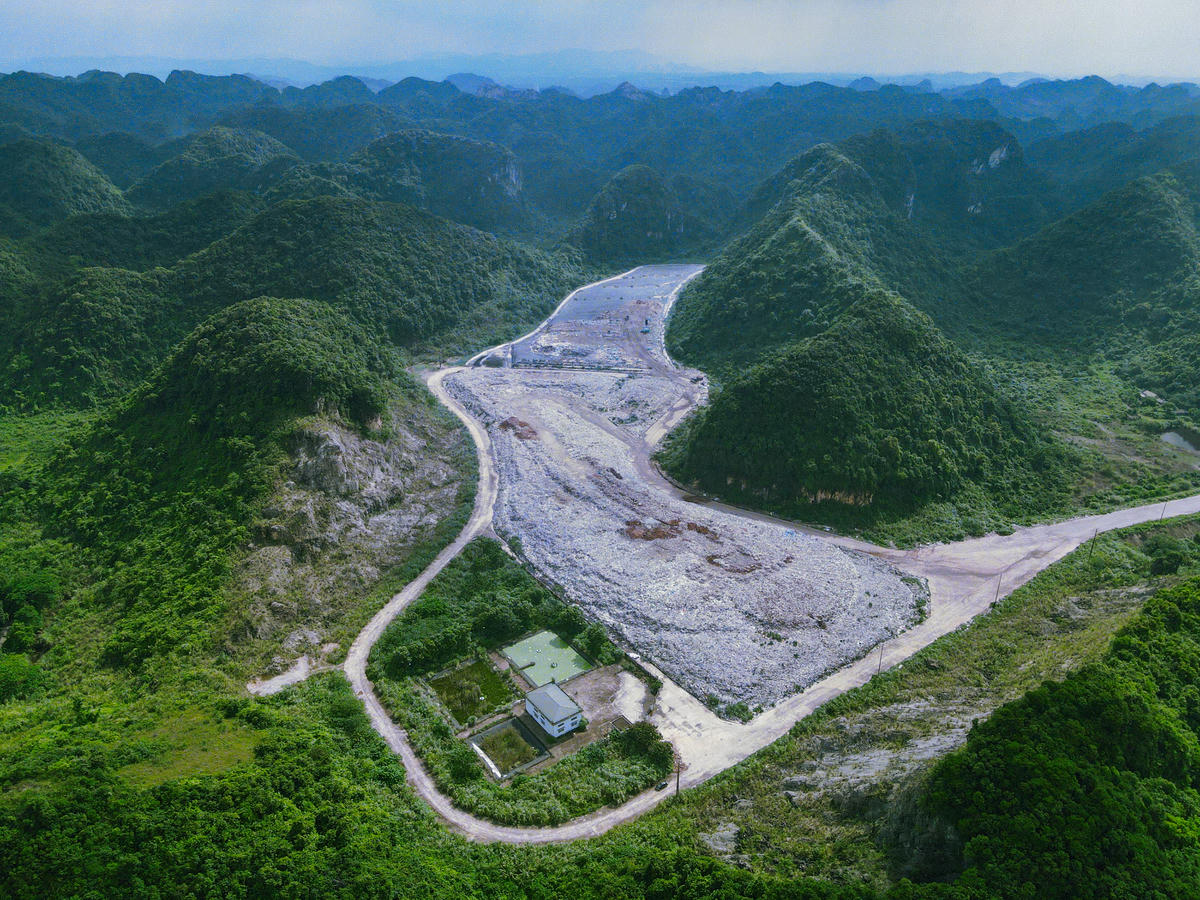 Bãi rác Thung Quèn Khó ở phường Trung Sơn, tỉnh Ninh Bình từ nhiều năm nay là điểm nóng về ô nhiễm môi trường (ONMT). Đây cũng là 1 trong 2 cơ sở gây ONMT nghiêm trọng còn tồn đọng trên địa bàn, được nêu rõ trong báo cáo rà soát của UBND tỉnh Ninh Bình gửi Bộ Nông nghiệp và Môi trường đầu tháng 9/2025. Ảnh: Đình Minh