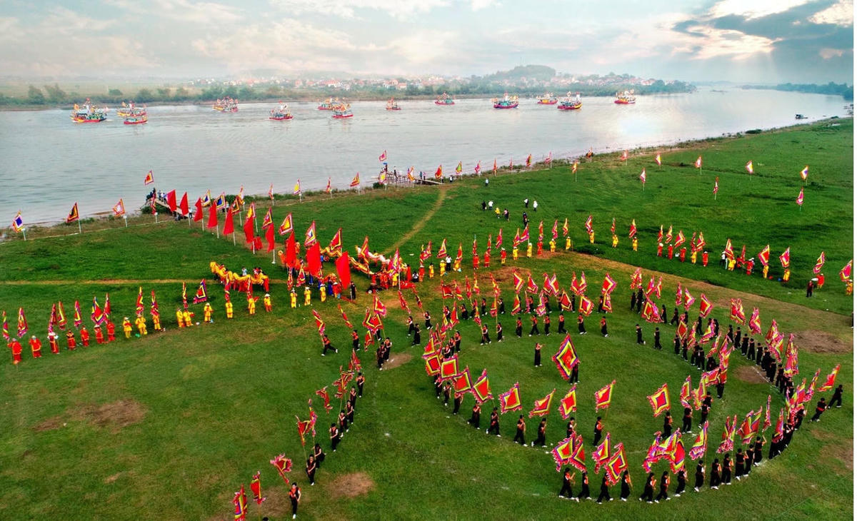 Lễ hội quân trên sông Lục Đầu - Lễ hội mùa Thu Côn Sơn - Kiếp Bạc. Ảnh: Thành Chung.