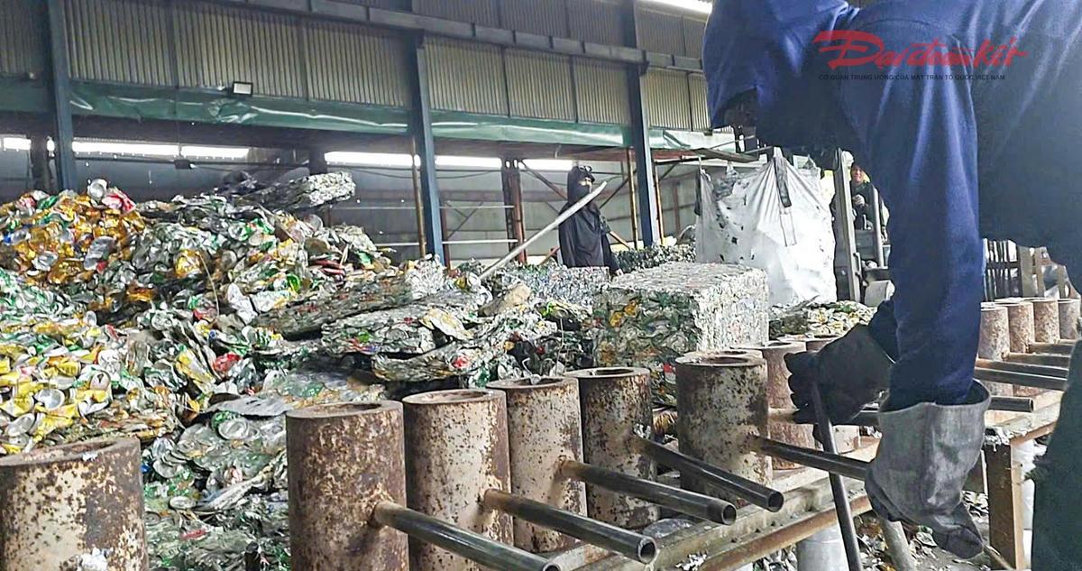 Công nhân tháo đổ thành phẩm sau khi đúc nhôm xong. Ảnh: Cẩm Kỳ.