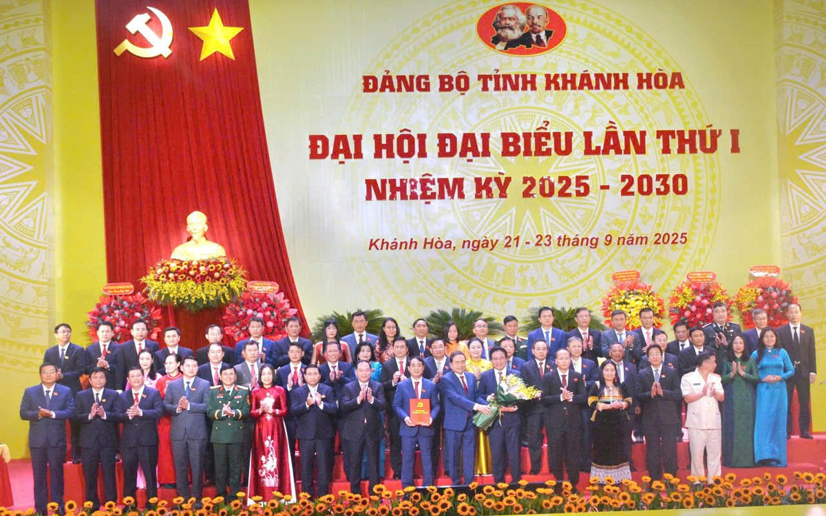 Ban Chấp hành Đảng bộ tỉnh Khánh Hòa nhiệm kỳ 2025 - 2030 ra mắt Đại hội. Ảnh: BTC.