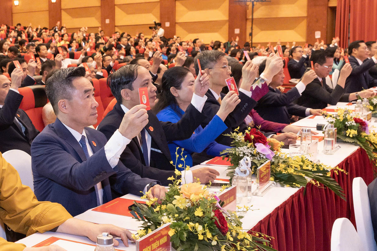   Đại biểu tiến hành biểu quyết tại Đại hội. Ảnh: Quang Vinh.  