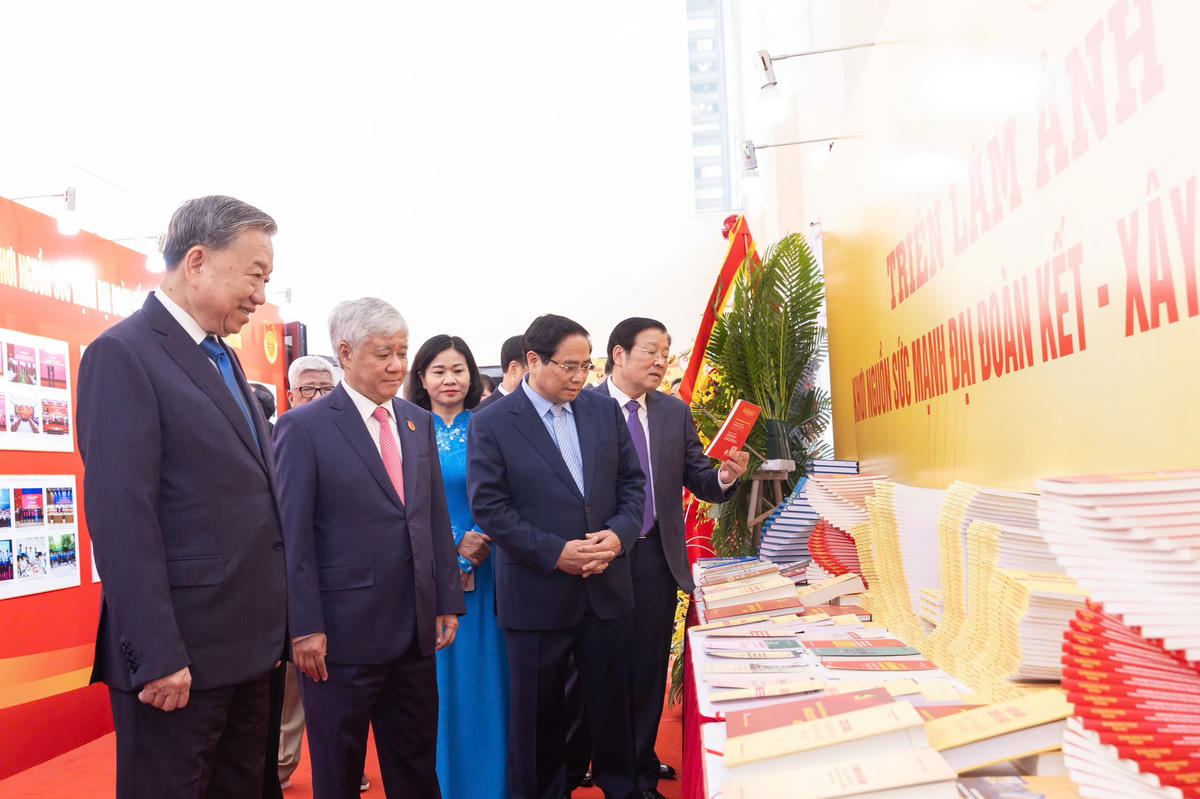 Tổng Bí thư Tô Lâm, Thủ tướng Chính phủ Phạm Minh Chính, Chủ tịch UBTƯ MTTQ Việt Nam Đỗ Văn Chiến cùng các vị lãnh đạo Đảng, Nhà nước thăm không gian triển lãm tại Đại hội.
