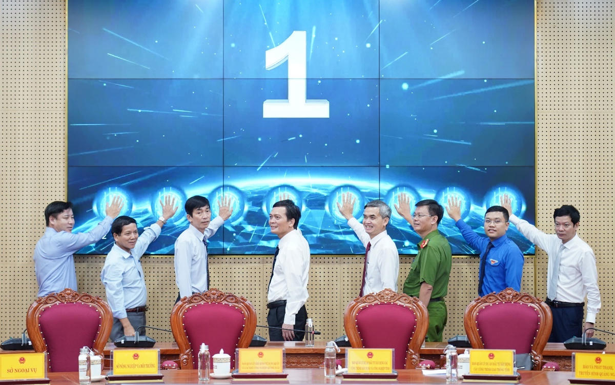 Đại biểu thực hiện nghi thức phát động phong trào “Bình dân học vụ số” trên địa bàn tỉnh Quảng Ngãi. Ảnh: CV.

