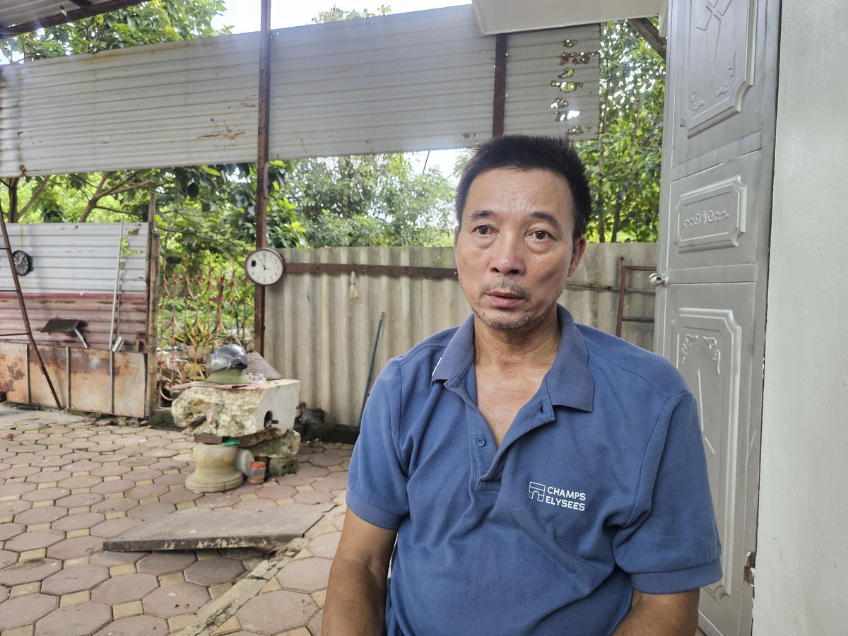 Ông Hà Đình Khánh, trú thôn 1, phường Trung Sơn sống gần bãi rác cho biết: Tình trạng ONMT tại bãi rác Thung Quèn Khó ảnh hưởng rất lớn đến cuộc sống của gia đình. 'Sống ở đây quanh năm ngửi mùi rác, ruồi muỗi bay khắp nhà. Không chỉ vậy, nước rác còn rỉ ra thường xuyên, làm chết cây cối, hoa màu, và có nguy cơ ngấm vào lòng đất, ảnh hưởng đến mạch nước ngầm mà gia đình đang sử dụng', ông Khánh nói. Ảnh: Đình Minh