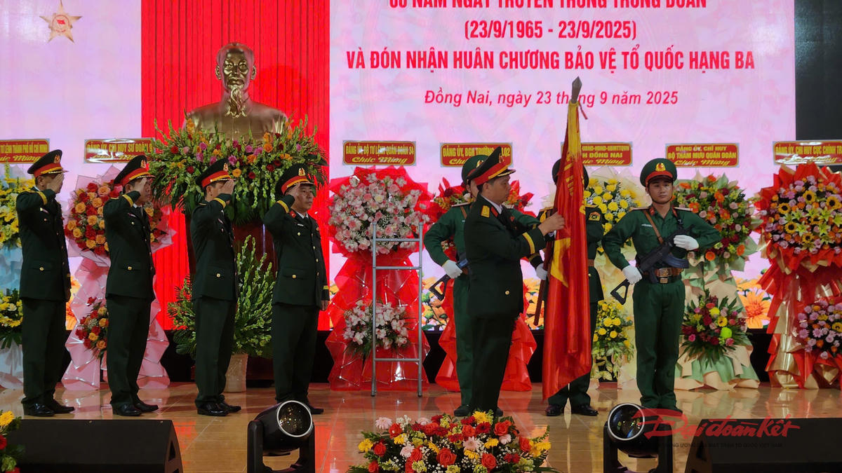 Lãnh đạo Quân đoàn 34 gắn Huân chương lên là Cờ quyết thắng của Trung đoàn 3. Ảnh: Hồng Phúc.