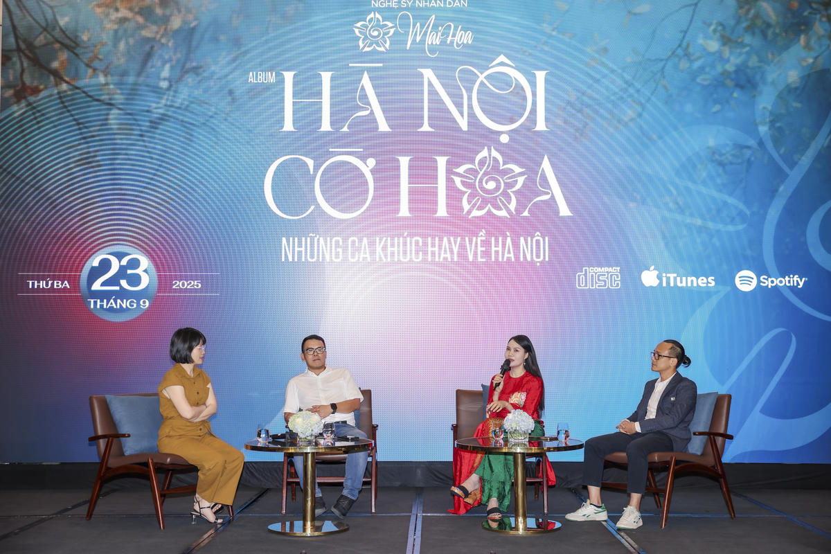 Êkip thực hiện album giao lưu với khán giả và báo chí. Ảnh: BTC.