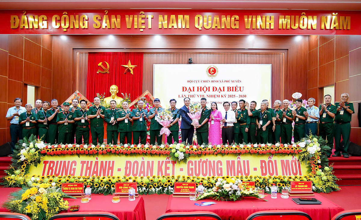 Các đại biểu tặng hoa và chúc mừng Đại hội Hội CCB xã Phú Xuyên thành công tốt đẹp. Ảnh: TB.