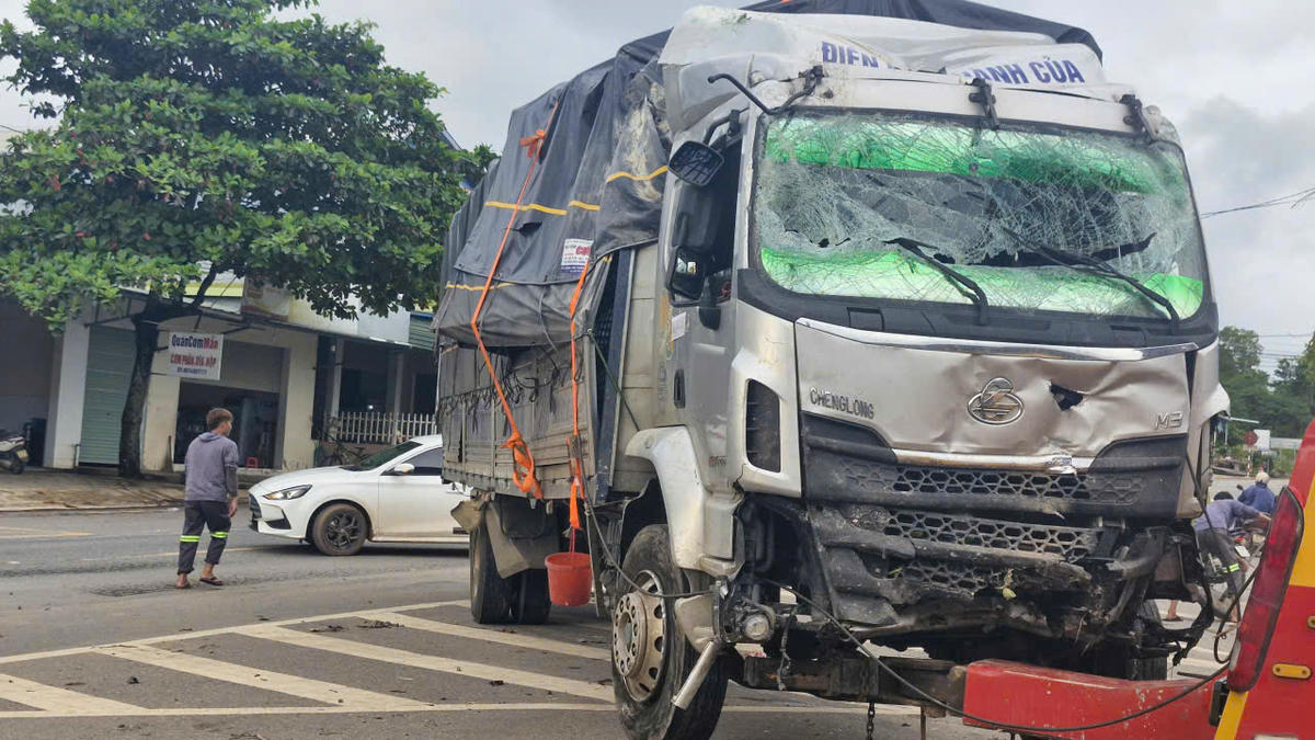 Sáng 17/9, tại khu vực này xảy ra vụ tai nạn giao thông khiến 3 người tử vong và 9 người bị thương. Ảnh: ĐV.