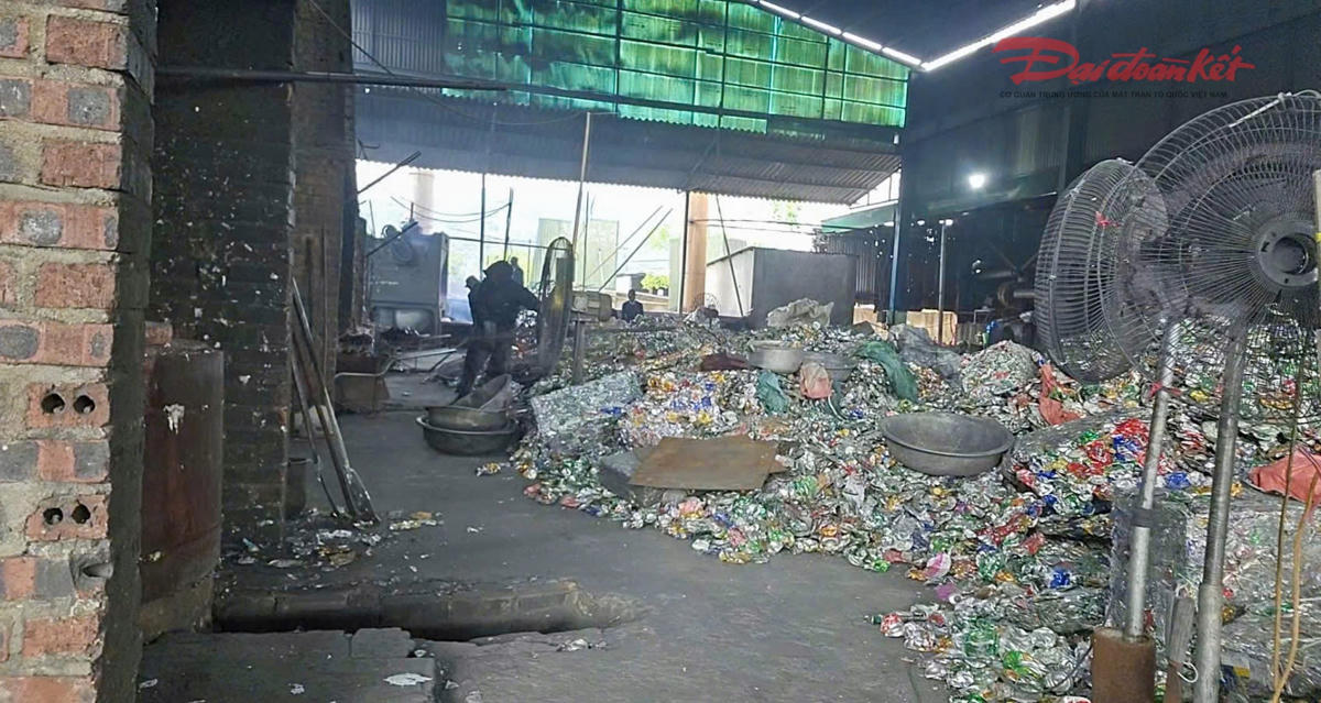 Công nhân xúc than đổ vào lò nấu. Ảnh: Cẩm Kỳ.