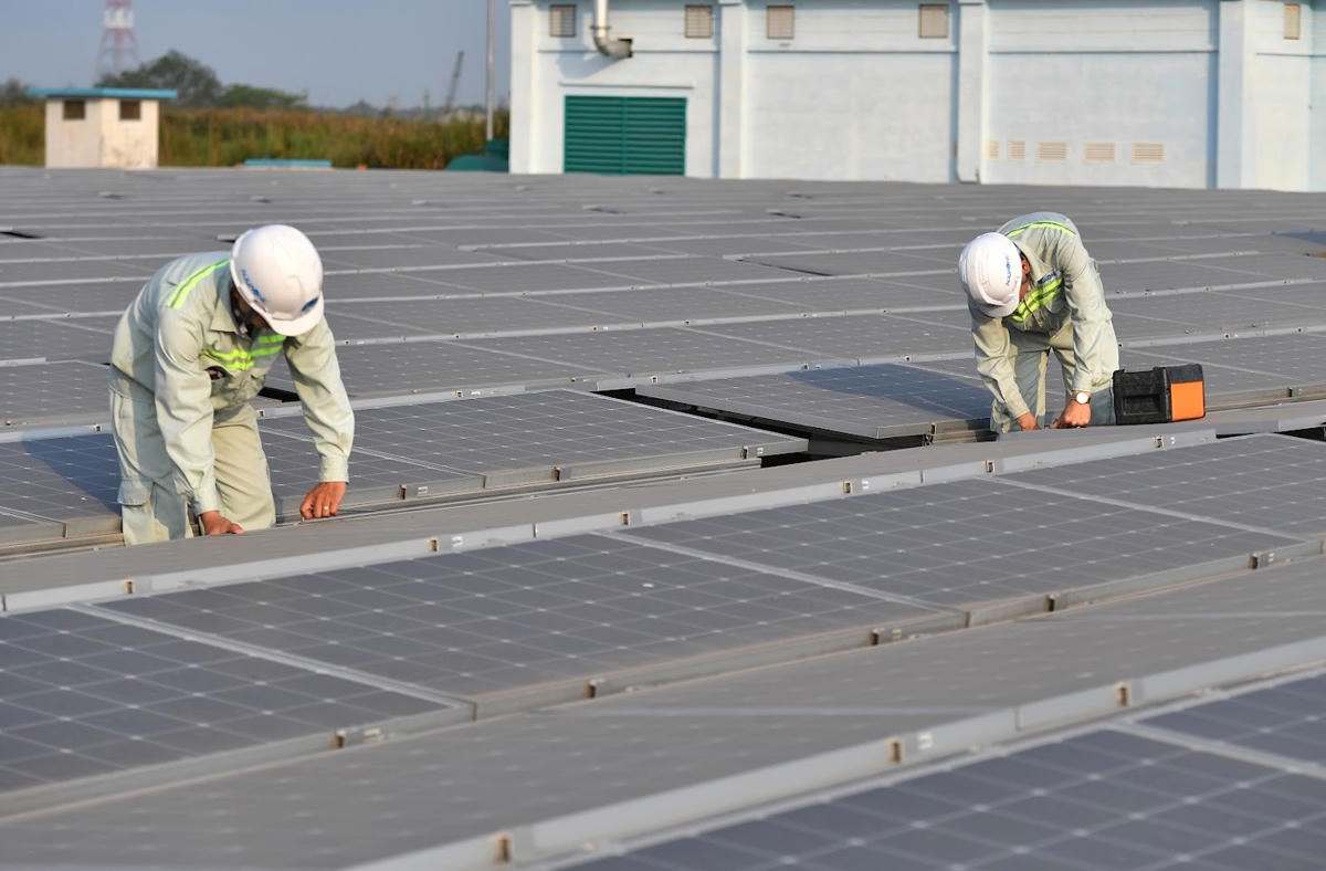   Thi công lắp đặt điện mặt trời mái nhà. Ảnh: Hạ Lan.  