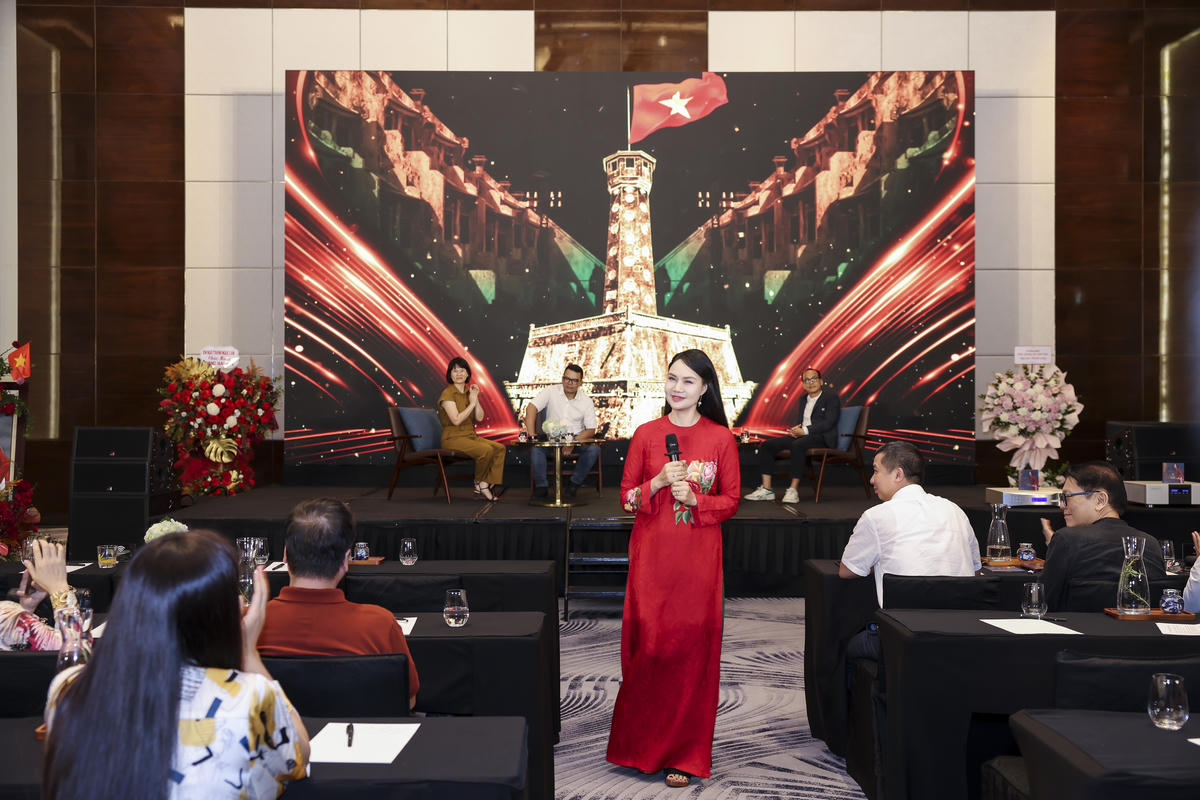 NSND Mai Hoa trả lời câu hỏi của báo chí trong buổi lễ ra mắt album. Ảnh: BTC.