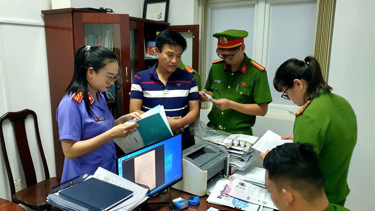 Lực lượng chức năng khám xét nơi ở, nơi làm việc của hai trưởng khoa. Ảnh: SĐ.