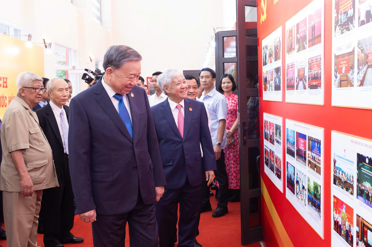 Tổng Bí thư Tô Lâm, Chủ tịch UBTƯ MTTQ Việt Nam Đỗ Văn Chiến cùng các vị lãnh đạo Đảng, Nhà nước thăm không gian triển lãm tại Đại hội.