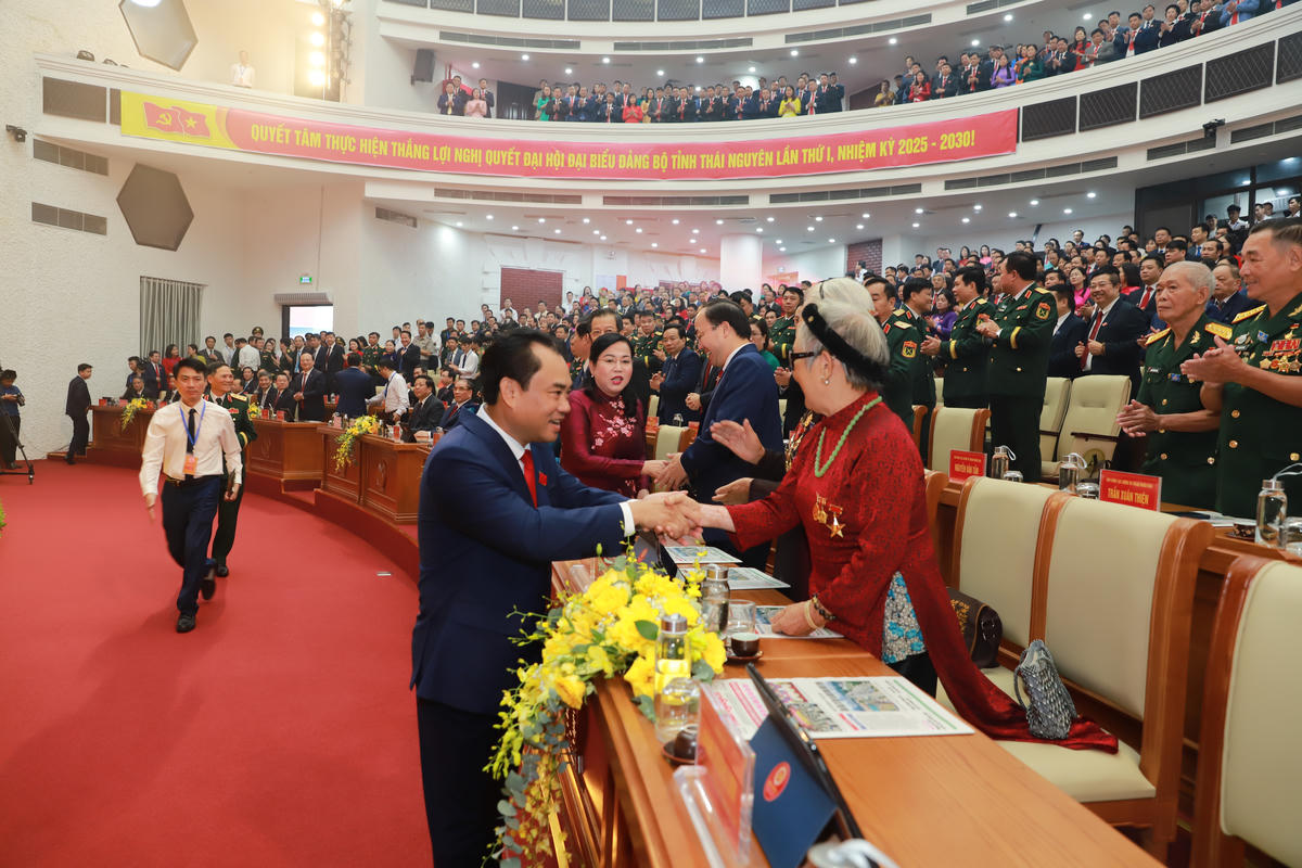Bí thư Tỉnh uỷ Thái Nguyên Trịnh Việt Hùng hỏi thăm, nói chuyện với các Mẹ Việt Nam Anh hùng. Ảnh: TN.