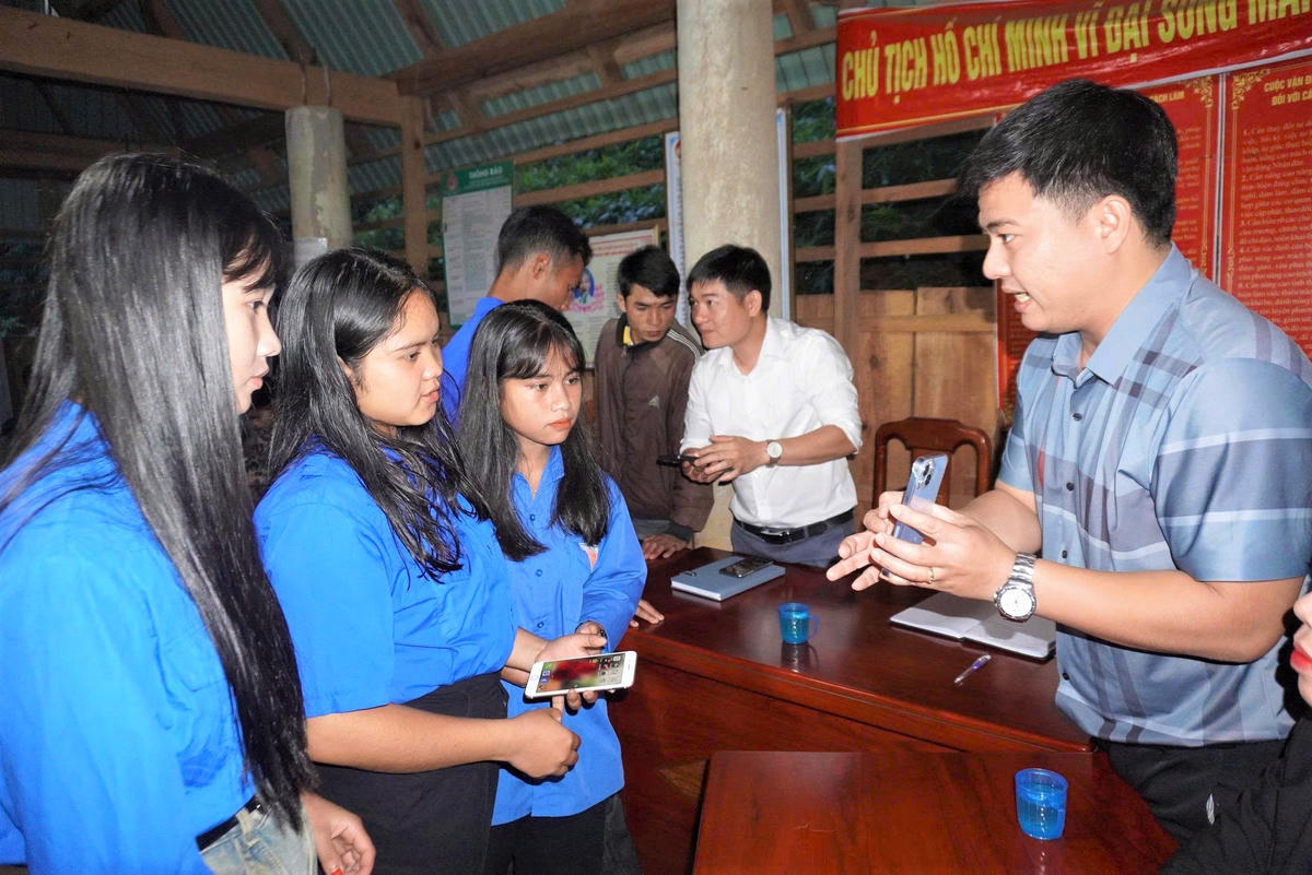 Người dân thôn Đăk Hà, xã Tu Mơ Rông hướng dẫn tra cứu thông tin trên các lĩnh vực. Ảnh: Chí Đại.