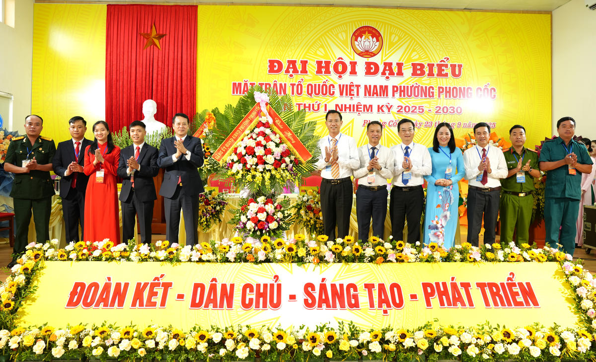   Ông Nguyễn Xuân Lượng, Bí thư Đảng ủy phường Phong Cốc tặng hoa chúc mừng Đại hội. Ảnh: Ngọc Anh.