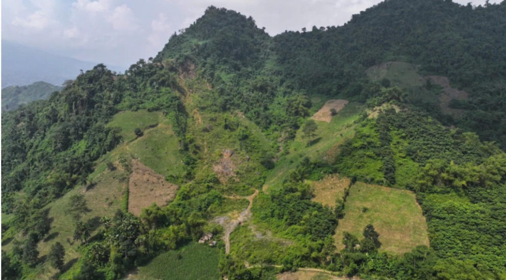 Địa hình hiểm trở khiến việc tìm kiếm gặp khó khăn. Ảnh: Công an xã Văn Bàn.