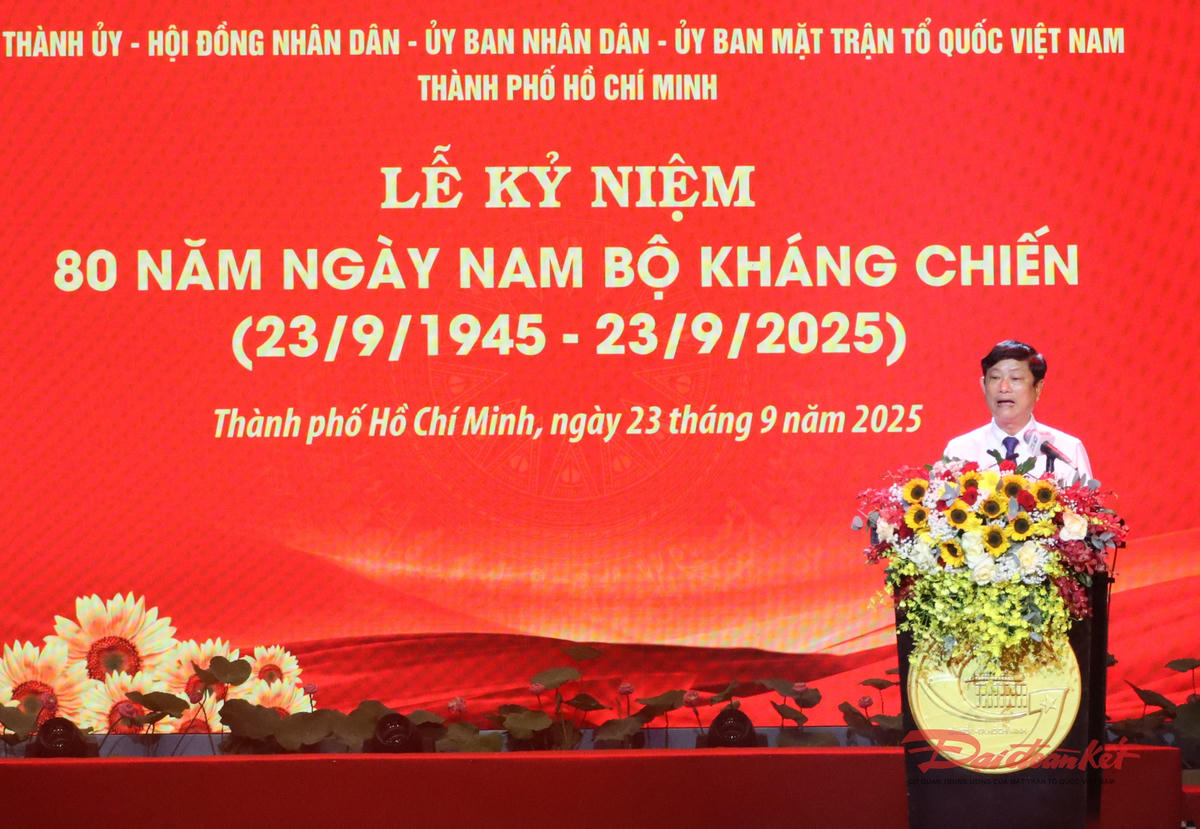 Ông Võ Văn Minh – Phó bí thư Thành ủy, Chủ tịch HĐND TP Hồ Chí Minh đọc diễn văn tại Lễ kỷ niệm. Ảnh: Hồng Phúc.