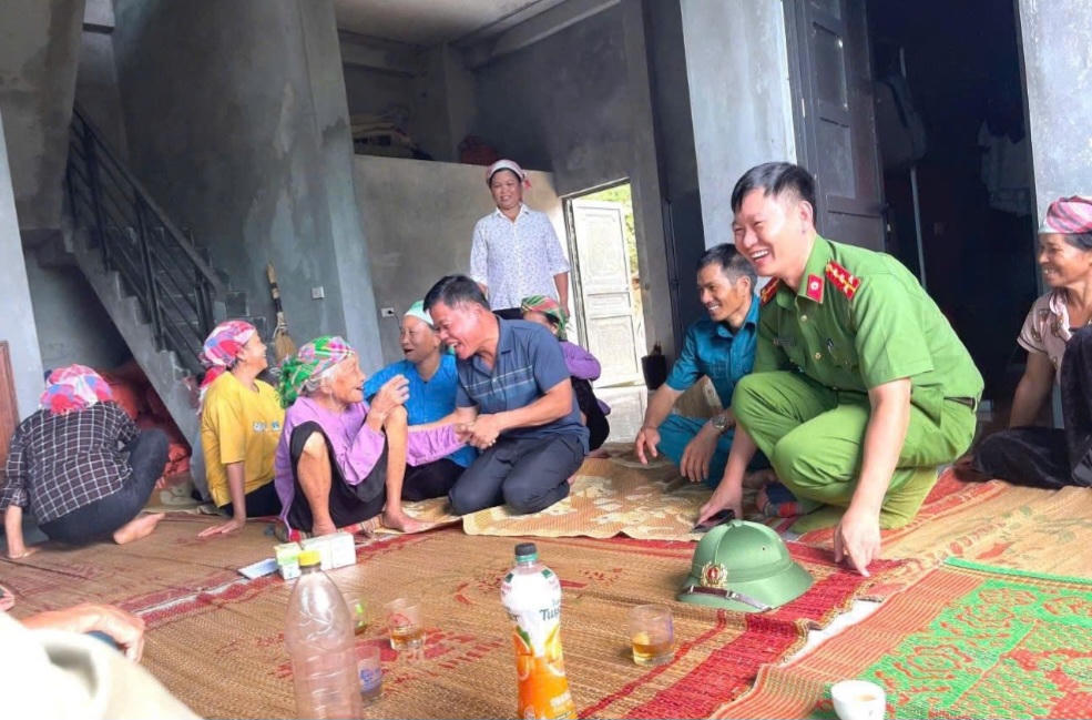 Lực lượng chức năng bàn giao cụ Chung cho gia đình. Ảnh: Công an xã Văn Bàn.