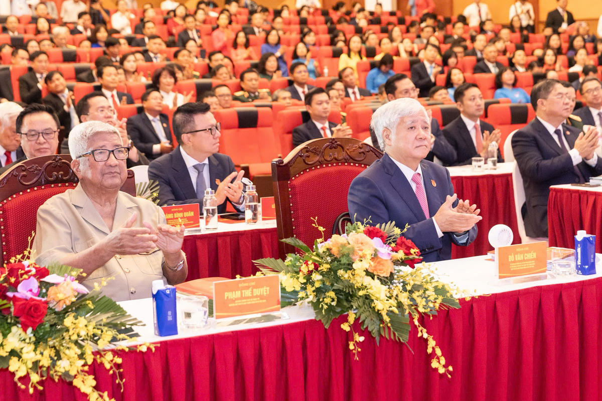 Chủ tịch UBTƯ MTTQ Việt Nam Đỗ Văn Chiến cùng các vị lãnh đạo Đảng, Nhà nước tham dự Đại hội.